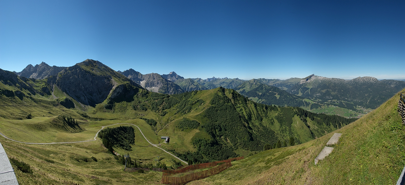 DSC_6001 Panorama.jpg - Blick von der Bergstation der Kanzelwandbahn - Pano aus fünf Aufnahmen